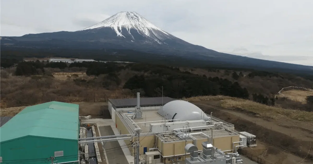 富士山麓で国内初のバッチ式乾式メタン発酵が始動 牛ふんを電力と堆肥に｜バイオガステック