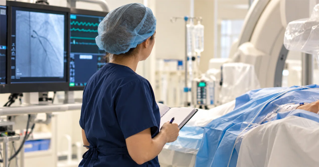 Who is watching the monitor during a catheterization?｜勉強しないナースMakky
