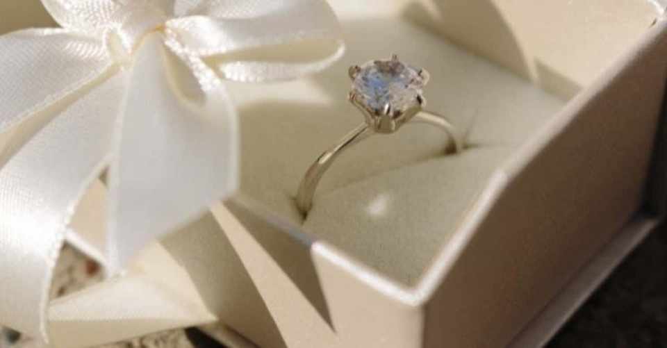 恋愛コラム ダイヤが放つ婚約指輪の効力 恋愛コラム 恋愛いろは Note