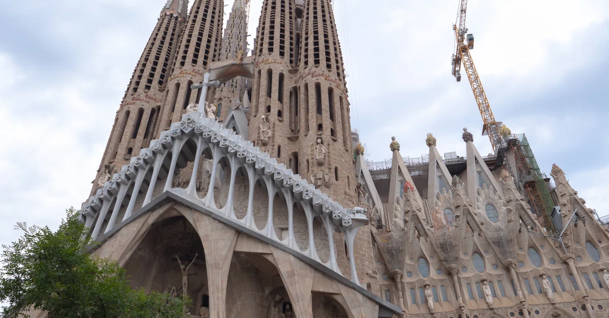 [Thursday is Craft Day] The Sagrada Familia on my desk is two-thirds ...