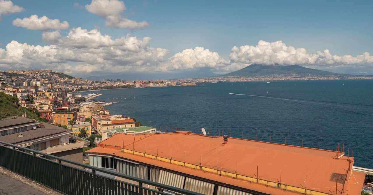 Taxis: Naples Edition 'Fixed rates but double the price? Singing ...