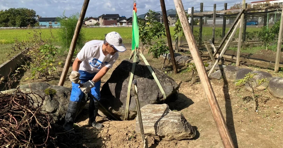[DIY Garden Stone Moving] Taking on an estimated 2-ton boulder! A real ...