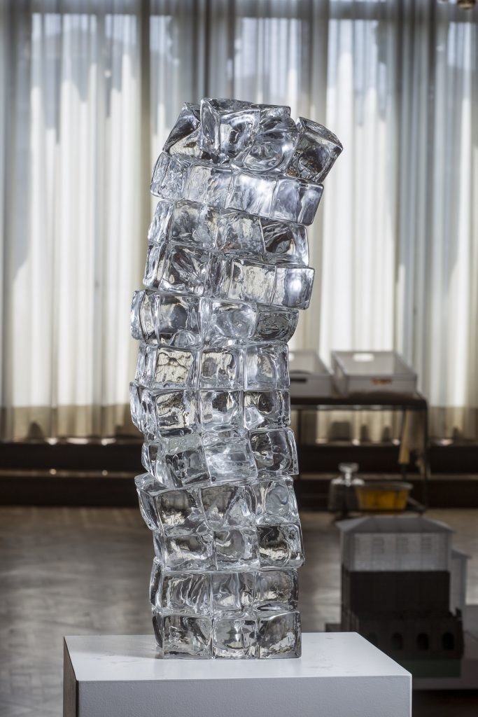 2）トニー・クラッグの視点-凍った動きの瞬間を体現｜artoday - chiaki