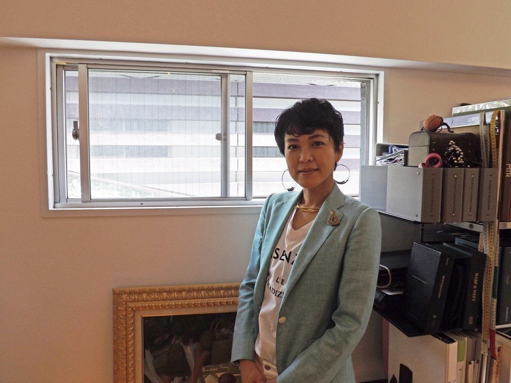 オートクチュールデザイナー あさの千幸氏 日本でも数少ないオートクチュールデザイナーの1人である 歳のとき単身パリへ 6年間 オートクチュール を学び 日本に帰国後 09年に自身のブランド Asa 小笠原聖佳 おがさわらせいか Note オートクチュールデザイナー あさの千幸氏 日本でも数少ないオートクチュールデザイナーの1人である 歳のとき単身パリへ 6年間 オートクチュール を学び 日本に帰国後 09年に自身のブランド Asa 小笠原聖佳 おがさわらせいか Note