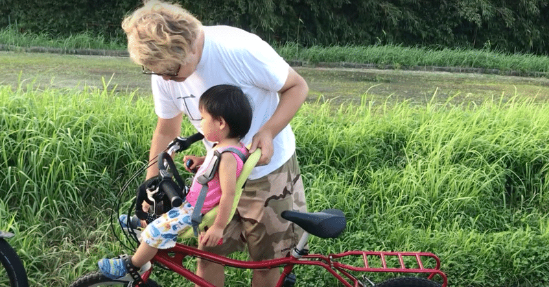 夫婦の体格差をカバーしてくれる育児道具。自転車用チャイルドシート（岩沢兄のお気に入り）