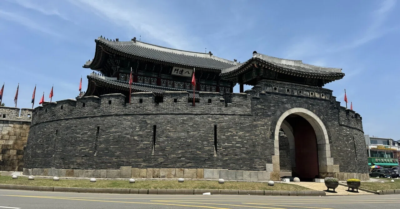 Exploring Suwon and Seoul: Hwaseong Fortress, KBO Baseball at KT Wiz Park, and Gwangjang Market Yukhoe