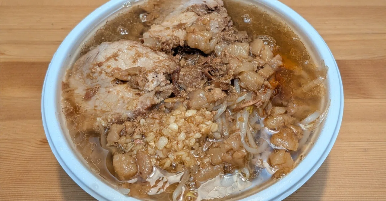 Eating and eating, but it never ends. My first Jiro-style ramen｜おにぎり万太郎