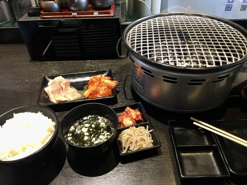 赤と霜 三軒茶屋でトントロ定食 おぐ Note