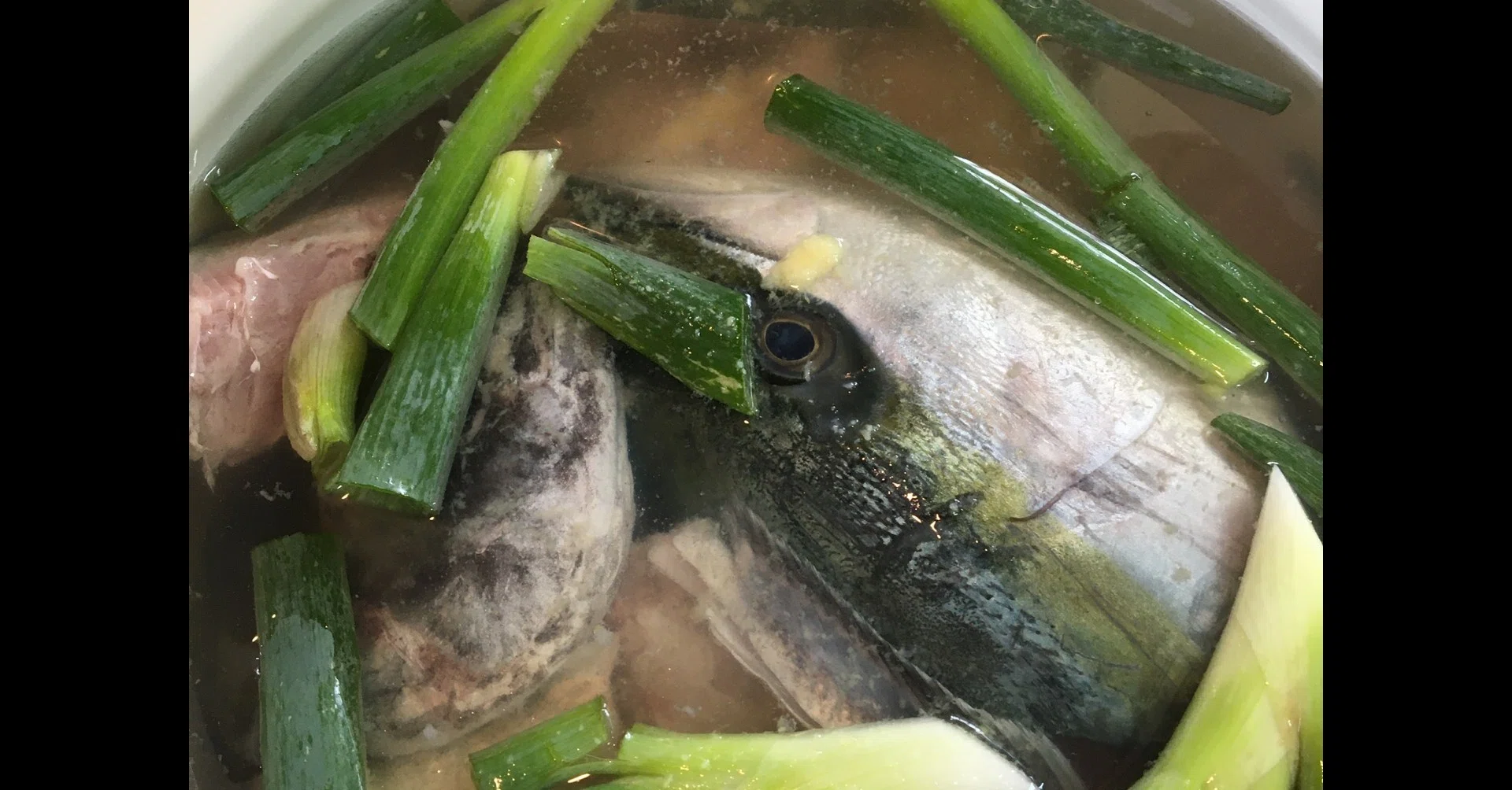 回転寿司で出てきそうな あら汁 を作る 魚と野菜から出る旨味がたまらねぇ 栄養も摂れて最高じゃないか タケやん Note