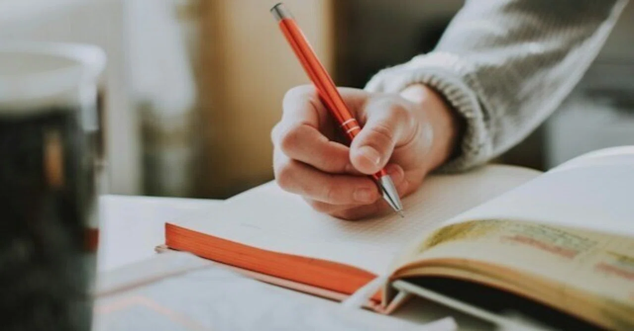 Writing your true feelings in a notebook is surprisingly difficult.｜さこ ...