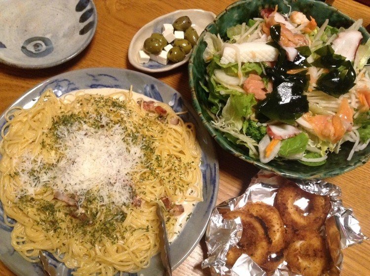 買ってきたイカフライと魚介サラダにお野菜足して、オリーブとカルボナーラの金曜日ー(^-^)/