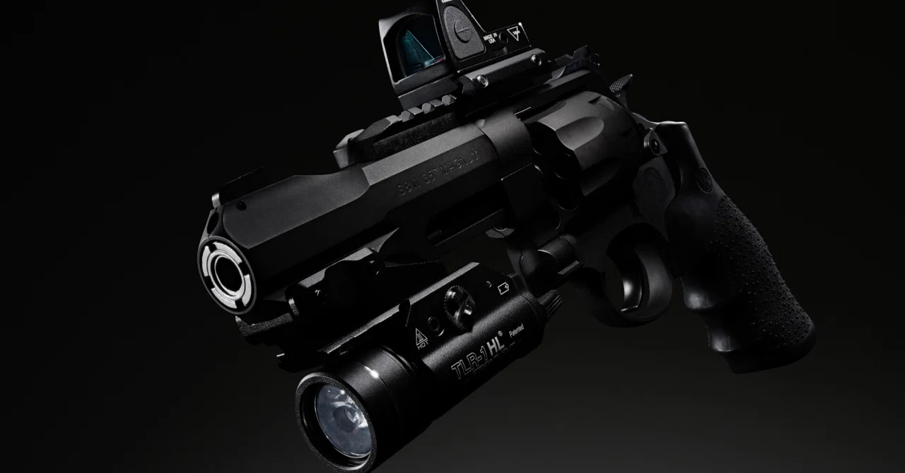 87. Shooting a model gun floating against a black background｜写真撮る人 鈴木遥介