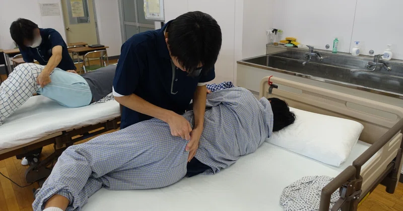 生活福祉系列の実習風景～ベッド上での着替え介助とパソコンでの振り返り～