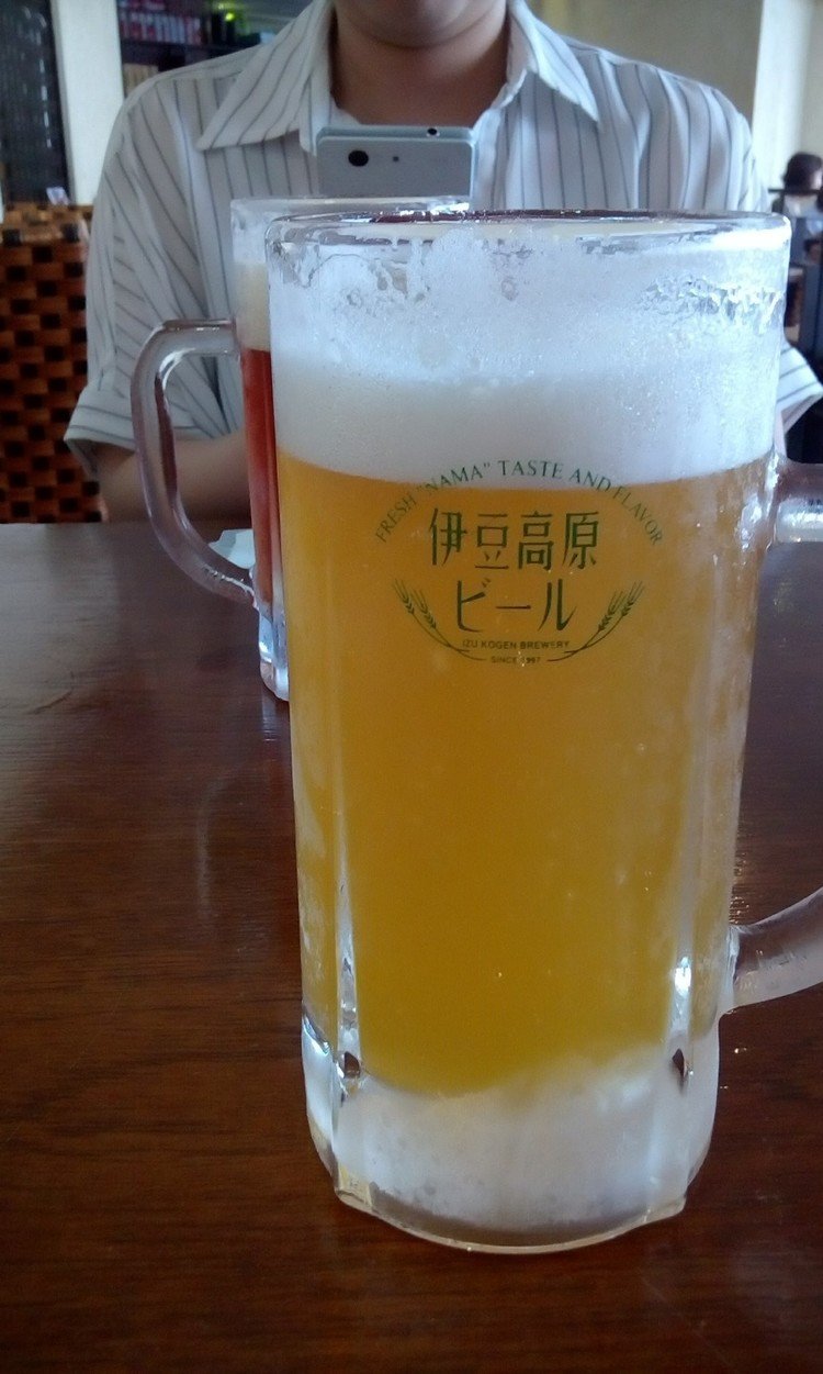 やはり現地で飲むと美味い！
伊豆高原ビールの大室。ケルシュですね。小麦のバランスが良く飲みやすい！

ちゃんと写ってないけど、連れが飲んでいるのは天城。アルトっぽい感じで香ばしく、甘みもある。