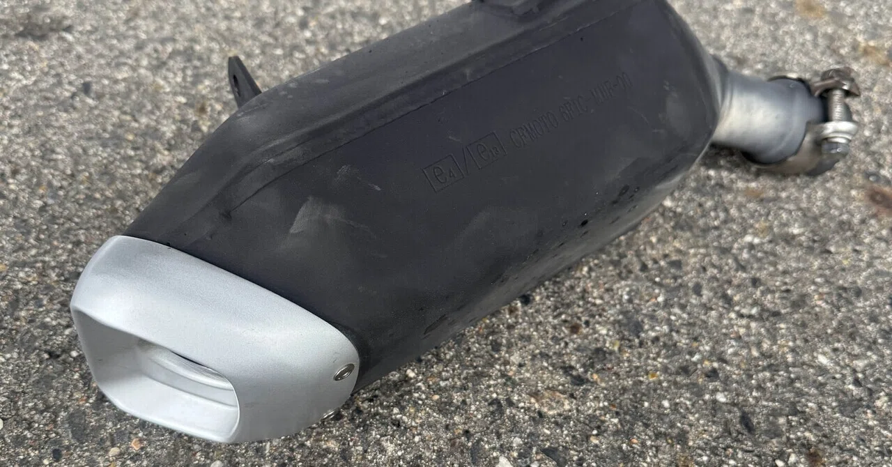 How to remove the stock muffler on the CFMOTO PAPIO XO-1R racer｜黒猫きゅういち。