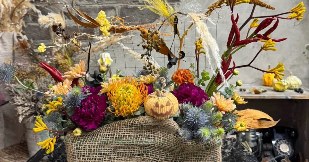 Small Flower Different Color Decorating with flowers is welcoming the season | A small Halloween ...
