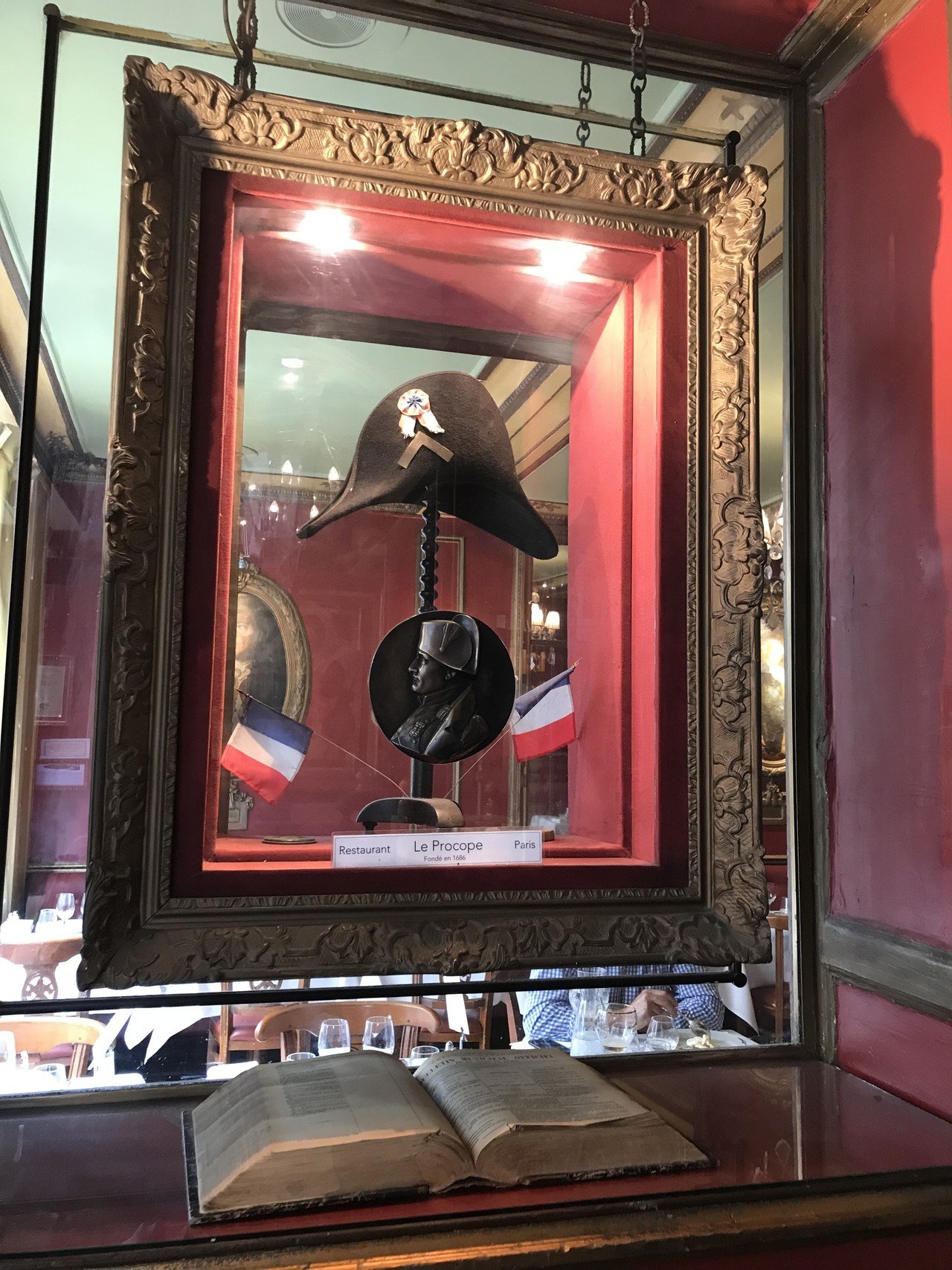 ナポレオンの帽子があるパリ最古のカフェ ル プロコップ Le Procope パリ6区 カフェレストラン 村山里美 アラカンdeパリ パリ在住 58歳から単身パリへ 終わりの人生の始め方 Note ナポレオンの帽子があるパリ最古のカフェ ル プロコップ Le Procope パリ6区 カフェレストラン 村山里美 アラカンdeパリ パリ在住 58歳から単身パリへ 終わりの人生の始め方 Note