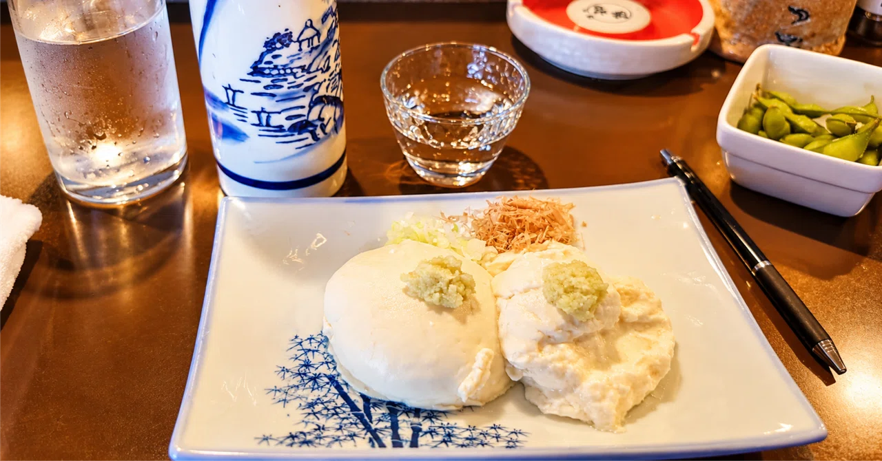 A woman alone, drinking sake at the counter.｜和奏｜好きの向こう側にある物語を書く人