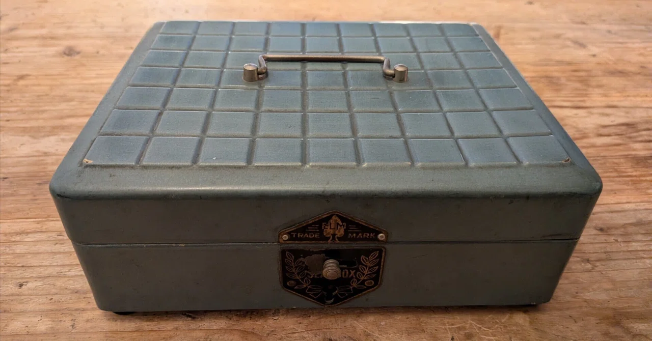Giving my favorite antique SEAL BOX its original purpose back.｜MAEDA ...