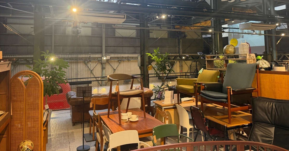 Trend Position Neither White-Collar nor Blue-Collar: The Job of a Re-style Buyer|中古 ...