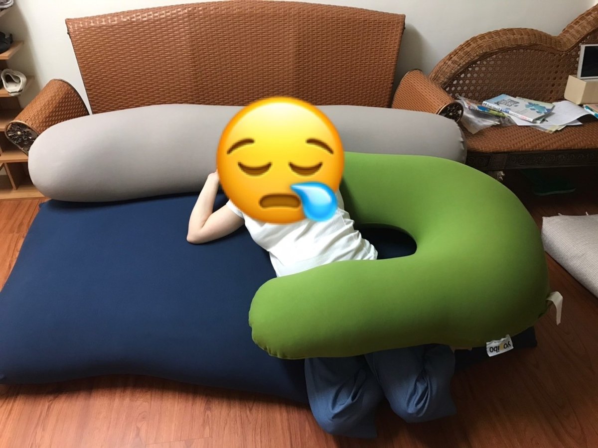 大きな授乳クッションにもなるU字型ヨギボー