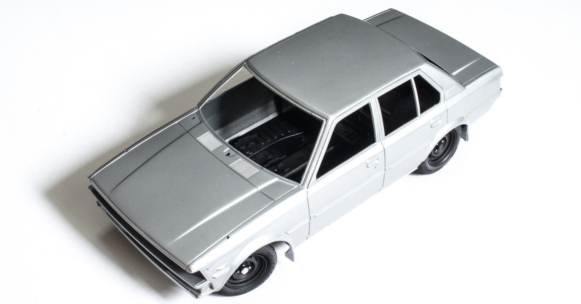 プラモデル完成品　アオシマ1/24 トヨタカローラ　シャンパンゴールド　改造品 プラモデル完成品 アオシマ1/24 トヨタカローラ シャンパンゴールド