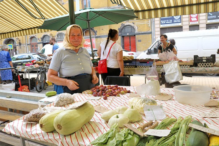 Hunyadi広場で開かれている市場では、こんな可愛らしいおばあちゃんもお店を出しています。