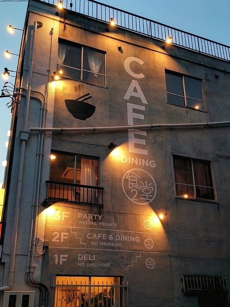 古ビルを一棟そのままリノベーションしたカフェが川口市にあります。