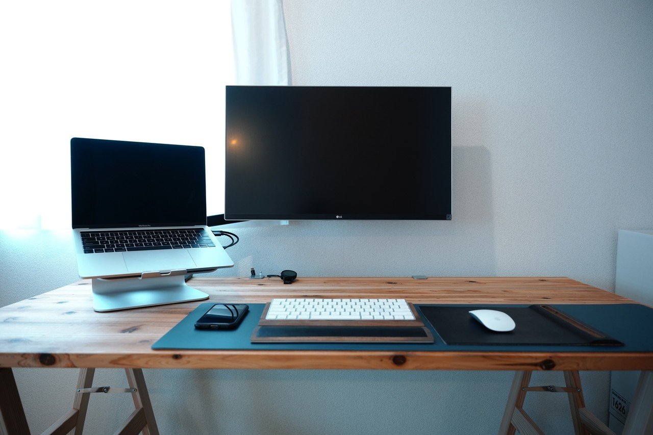 不要なケーブルが見えないスッキリしたデスクを目指して｜Takumi