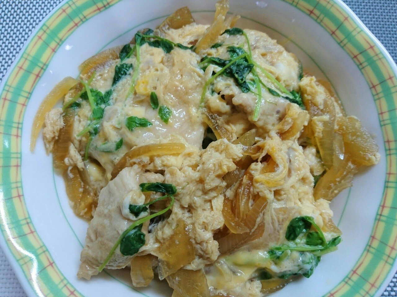 夕ご飯は親子丼 焼いた絹揚げ ちくわきゅうりサラダ キュウリのぬか漬け なめこ汁 ๑ ๑ モグモグ ウズ Note 夕ご飯は親子丼 焼いた絹揚げ ちくわきゅうりサラダ キュウリのぬか漬け なめこ汁 ๑ ๑ モグモグ ウズ Note