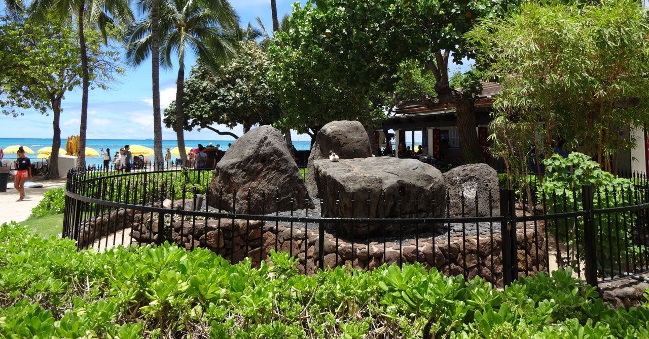 ワイキキの真ん中にある聖なる石 魔法使いの石 のこと Yass Aloha Connector Note ワイキキの真ん中にある聖なる石 魔法使いの石 のこと Yass Aloha Connector Note