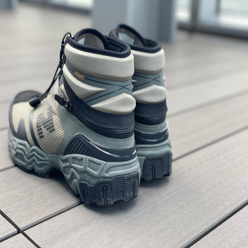 Snow Peak × TOKYO DESIGN STUDIO New Balance、3 段階に変形する、TDS