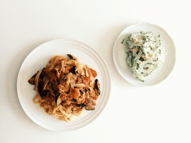 茄子とゴーヤを貰いましたので、こういったメニューを作りました。主役はパスタにもゴーヤサラダにも入っているツナでしょう。ツナ缶2つも使った贅沢ランチです。