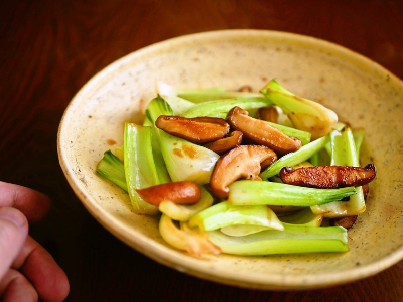 チンゲン菜と椎茸のバター醤油炒め 白央篤司 Note チンゲン菜と椎茸のバター醤油炒め 白央篤司 Note