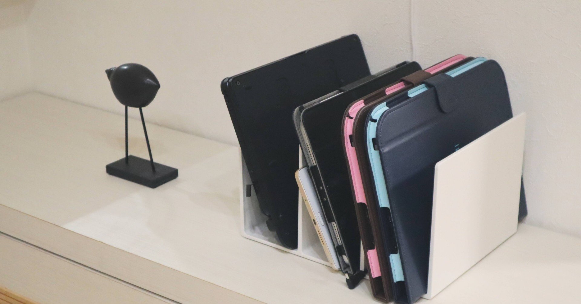 インテリア コードをすっきり収納 タブレットの充電ステーション クラタエリ お片付け お掃除インストラクター Note インテリア コードをすっきり収納 タブレットの充電ステーション クラタエリ お片付け お掃除インストラクター Note