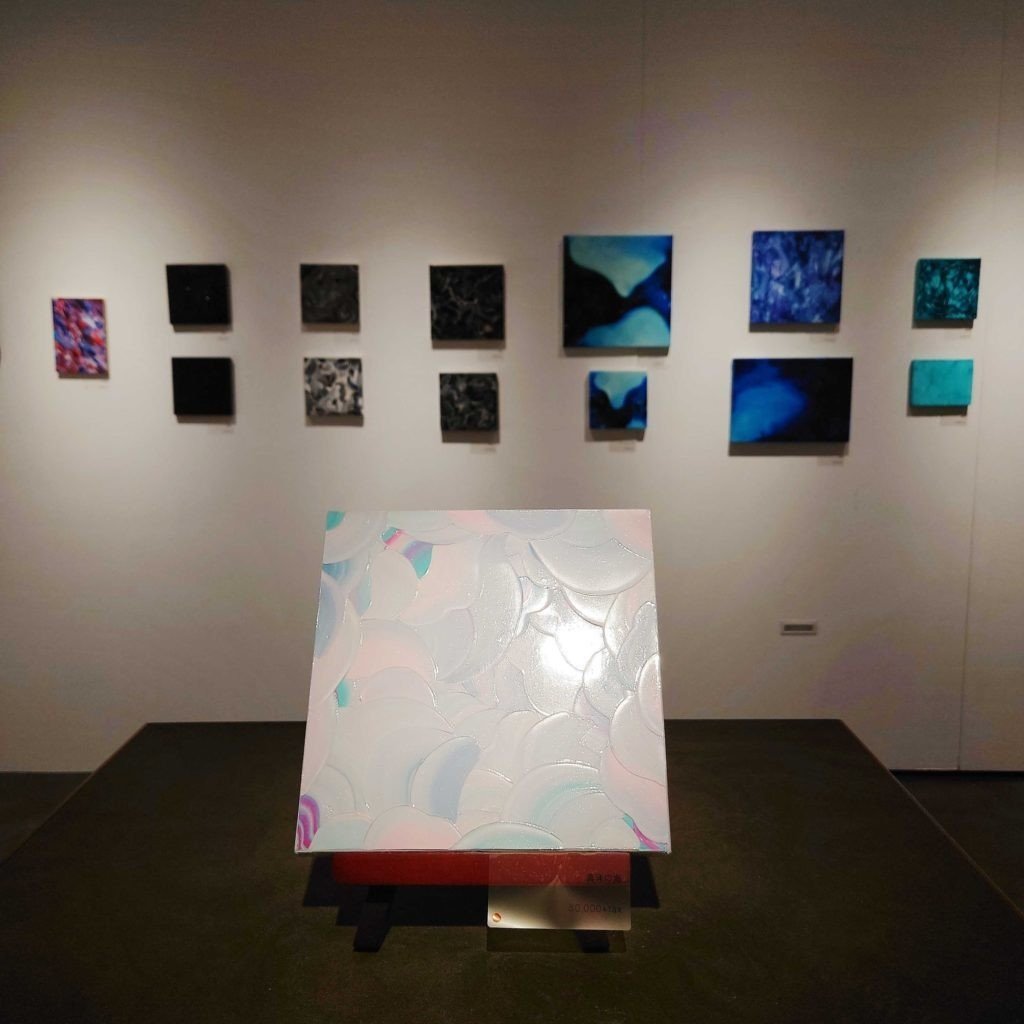 2色の混色のみで展開される世界 日本の絵画とSNSの在り方 : 画家 岡村