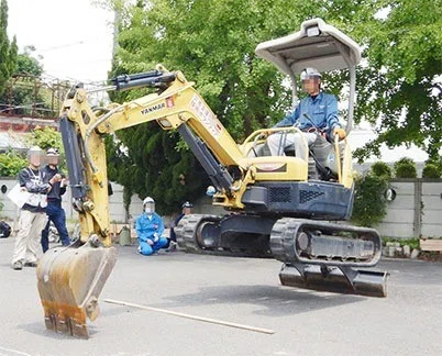排土板と作業機で車体を浮かせる