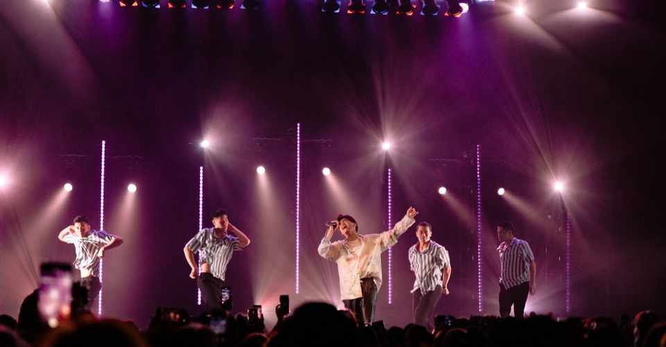 沖縄の披露宴会場には体育館並みの立派な舞台があるって本当 冨名腰真紀 Note