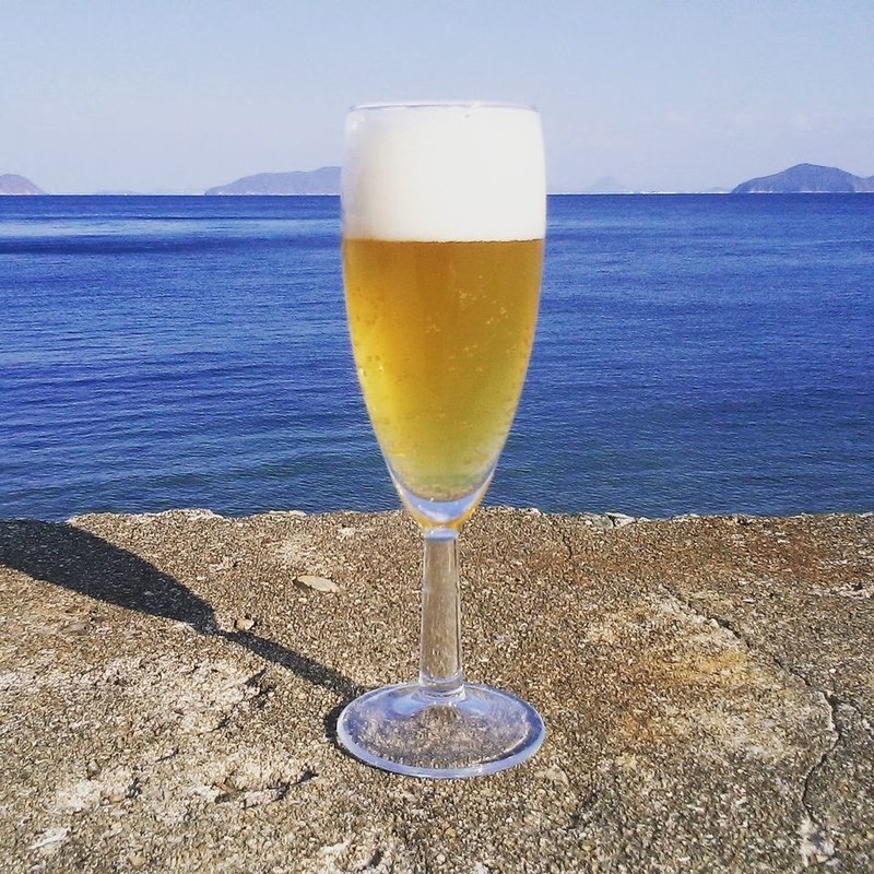 六島ビールと海