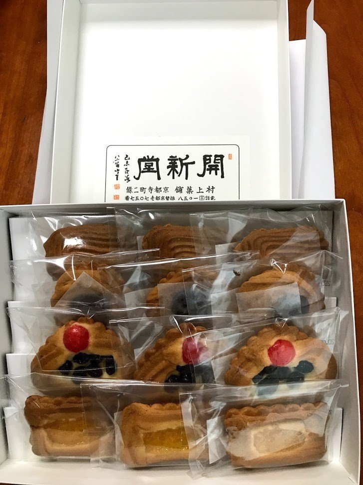 横浜そごうで 京都村上開進堂のロシアケーキが限定で売ってた 迷わず即買い 甘すぎない生地が スィーツを食べちゃった罪悪感を消してくれて ついつい2つ3つお口の中へ 今回知ったけど 東京 のお店とは関係が 小林ますみ Note