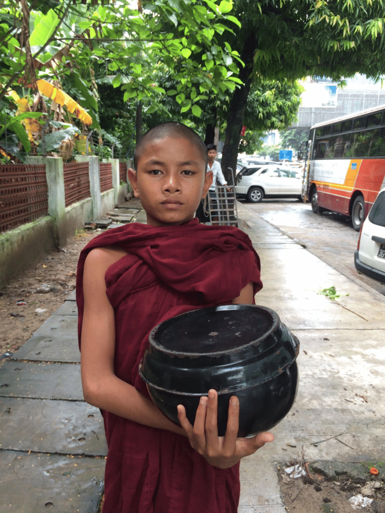 アウンサン市場の前で出会った少年僧侶。ワーイをした。そして「マネー、プリーズ」と要求された。