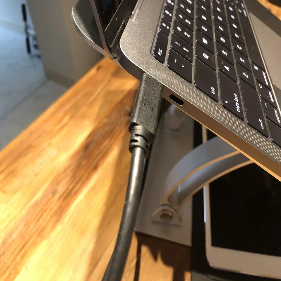 スリムベゼルでUSB-C接続できる4Kディスプレイ DELL U2720Q（M）を在宅 