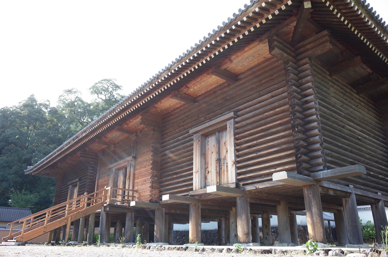 美郷町 西の正倉院 奈良の正倉院と寸分違わぬレプリカ建築が なぜこの地にあるのか それは百済の王族が内乱から逃れ 流れ着いた伝承に由来 する 正倉院に隣り合う神門 みかど 神社には父禎嘉王が 木城町の比木 おかめ Note