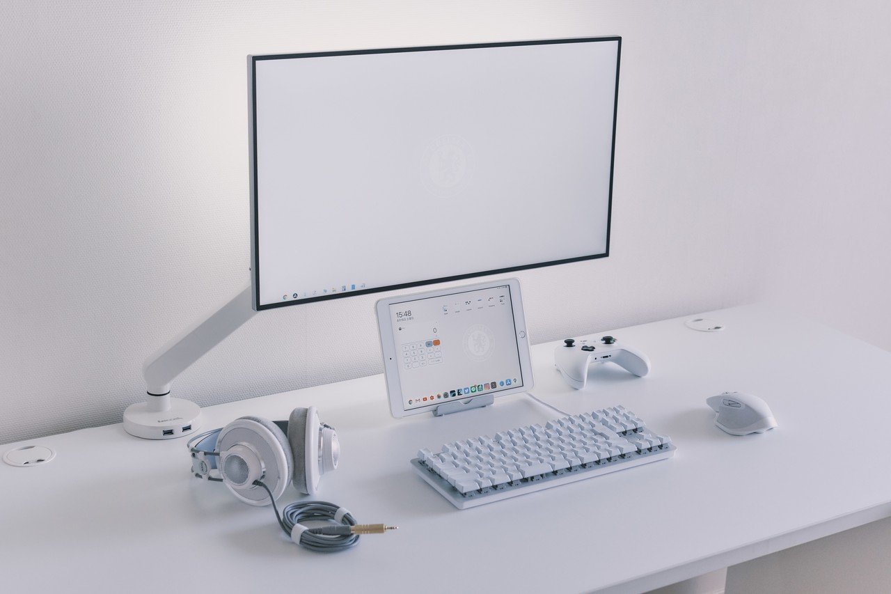 ガジェットを白色で統一してミニマルでスッキリしたデスク周りに整える Harushika Note ガジェットを白色で統一してミニマルでスッキリしたデスク周りに整える Harushika Note