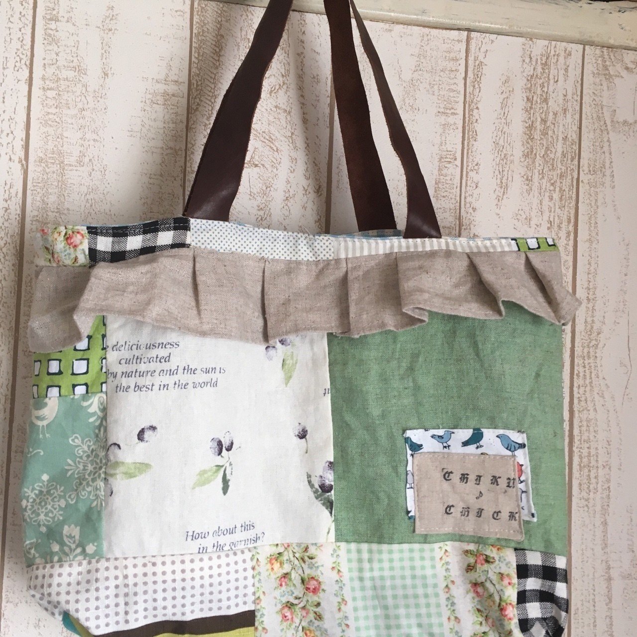 半完成品】⚠️持ち手はご自身で縫い付けてください⚠️折り花のハンドメイドパッチワークハンドバッグ｜六角形の折り花 グラニーバッグ VanessaHsu  通販｜Creema(クリーマ) 15896453