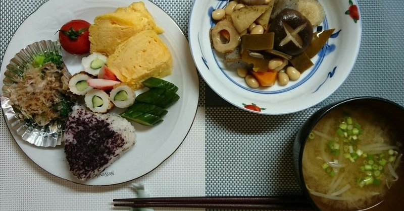 夕ご飯は高野豆腐の五目煮込み、小松菜のお浸し、ちくわきゅうりサラダ、甘い卵焼き、キュウリのぬか漬け、ユカリもち麦おにぎり、もやしのお味噌汁(๑´～｀๑)ﾓｸﾞﾓｸﾞ