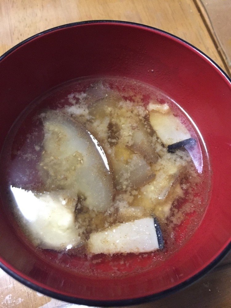 鯨汁作りました＼(^o^)／

他の地方はどうか知らないけど、実家新潟県中部地方では、鯨の油と皮の部分の塩漬け(海からは遠いから)を味噌汁に入れます。