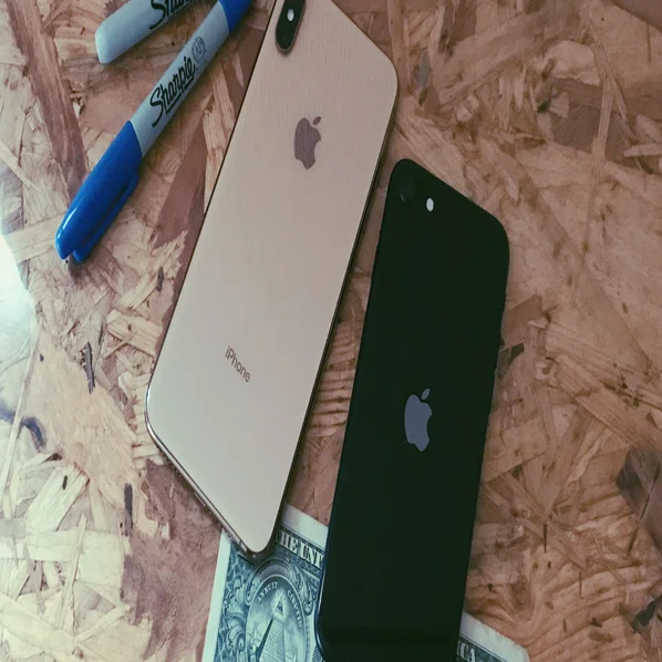 iPhoneXS MAXからSEに買い替えた結果が最高すぎた話｜シク（シクさん