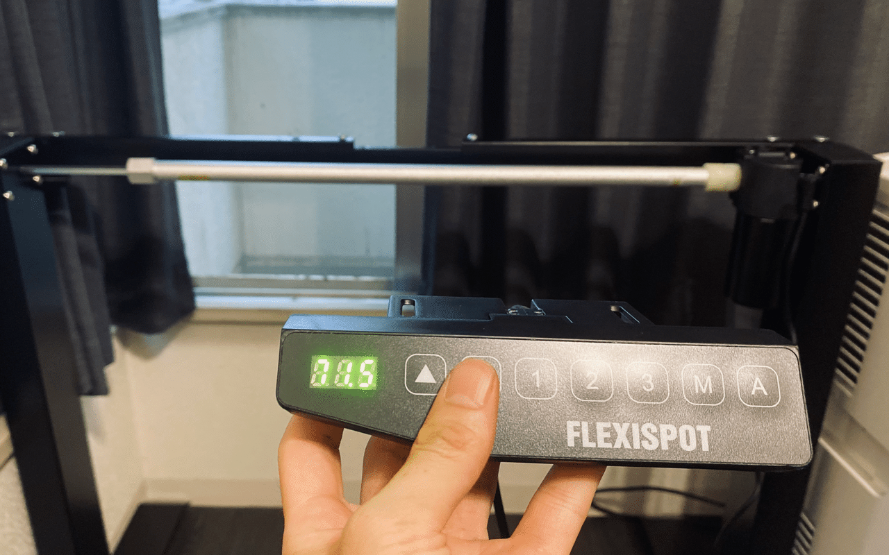 FLEXISPOT EN1Bの電動昇降デスクで予防する｜Appleとカメラが