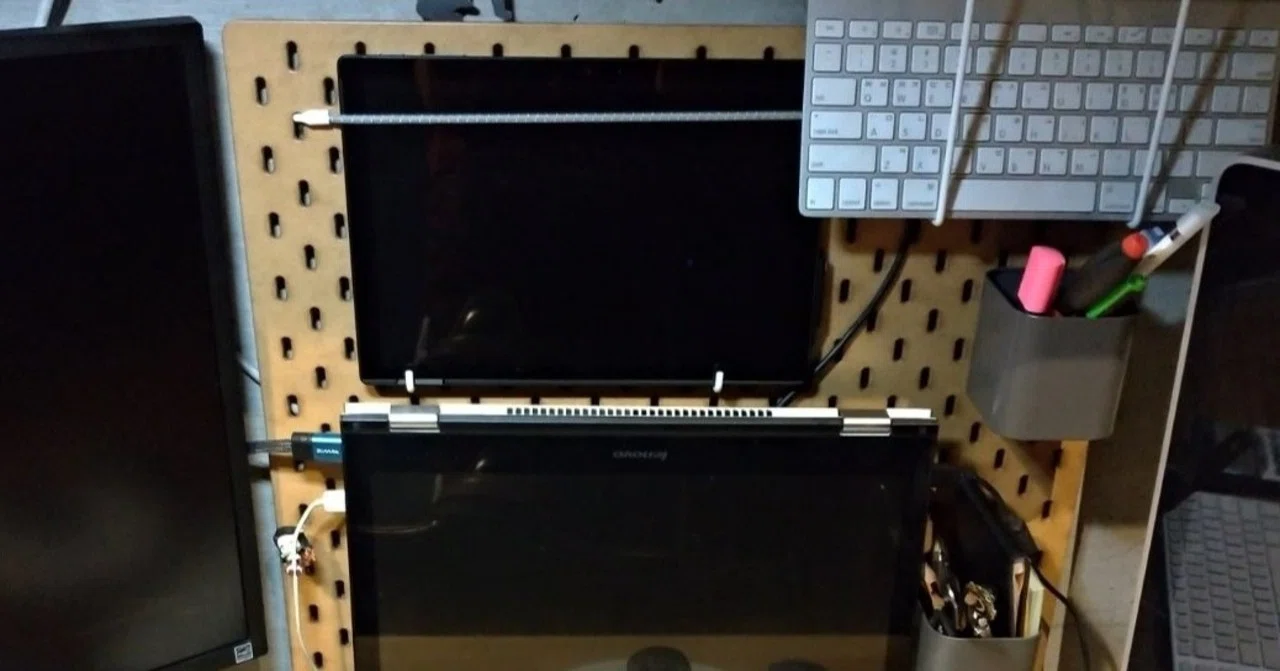 IKEAの有孔ボードをモニタースタンド化する おがばん 拝万里
